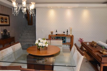 Casa de condomínio à venda com 200m², 4 quartos e 3 vagas Casa de condomínio à venda com 200m², 4 quartos e 3 vagasSala de Jantar