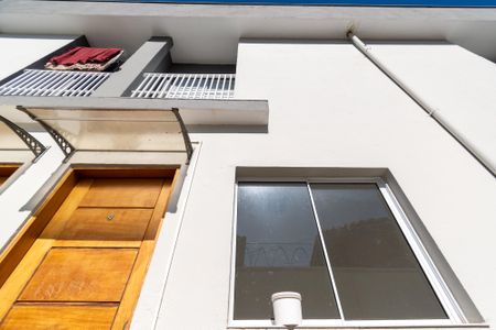 Casa de condomínio para alugar com 60m², 2 quartos e sem vaga Casa de condomínio para alugar com 60m², 2 quartos e sem vagaFachada