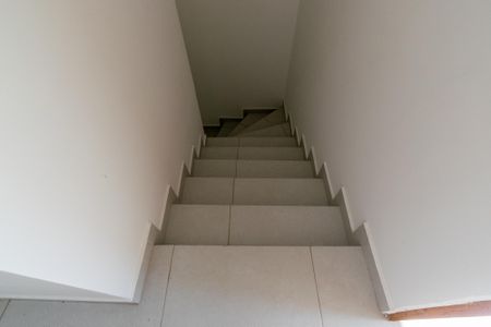 Casa de condomínio para alugar com 60m², 2 quartos e sem vaga Casa de condomínio para alugar com 60m², 2 quartos e sem vagaEscada