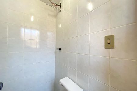 Banheiro de serviço de apartamento à venda com 3 quartos, 80m² em Santa Efigênia, Belo Horizonte