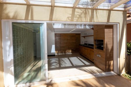 Casa de condomínio para alugar com 360m², 4 quartos e 4 vagas Casa de condomínio para alugar com 360m², 4 quartos e 4 vagasChurrasqueira