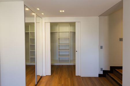 Casa de condomínio para alugar com 360m², 4 quartos e 4 vagas Casa de condomínio para alugar com 360m², 4 quartos e 4 vagasCloset da suíte 1