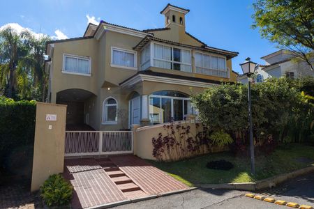 Casa de condomínio para alugar com 360m², 4 quartos e 4 vagas Casa de condomínio para alugar com 360m², 4 quartos e 4 vagasFachada