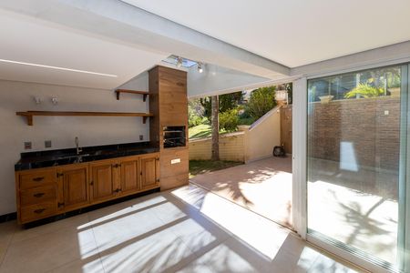 Casa de condomínio para alugar com 360m², 4 quartos e 4 vagas Casa de condomínio para alugar com 360m², 4 quartos e 4 vagasChurrasqueira