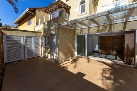 Casa de condomínio para alugar com 360m², 4 quartos e 4 vagas Casa de condomínio para alugar com 360m², 4 quartos e 4 vagasQuintal da Churrasqueira