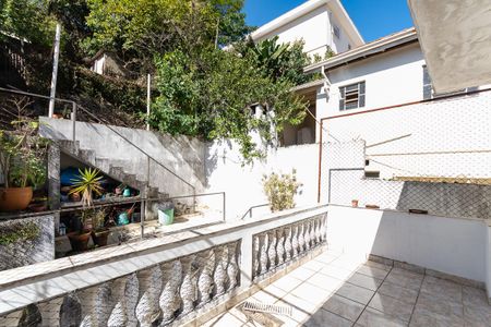 Casa à venda com 192m², 3 quartos e 2 vagas Casa à venda com 192m², 3 quartos e 2 vagasTerraço