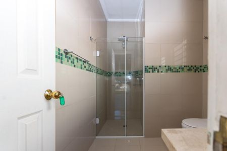 Casa à venda com 192m², 3 quartos e 2 vagas Casa à venda com 192m², 3 quartos e 2 vagasBanheiro do quarto 1 Suíte