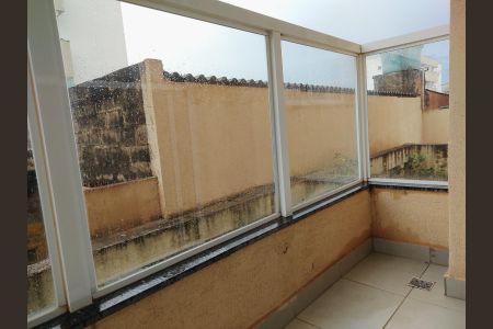 Varanda da sala de apartamento para alugar com 2 quartos, 55m² em Santa Mônica, Uberlândia