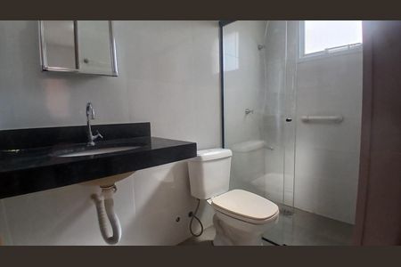 Banheiro de apartamento para alugar com 2 quartos, 55m² em Santa Mônica, Uberlândia