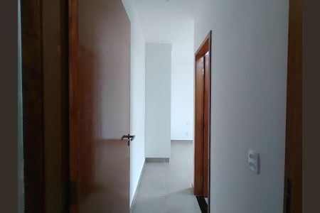 Corredor de apartamento para alugar com 2 quartos, 55m² em Santa Mônica, Uberlândia