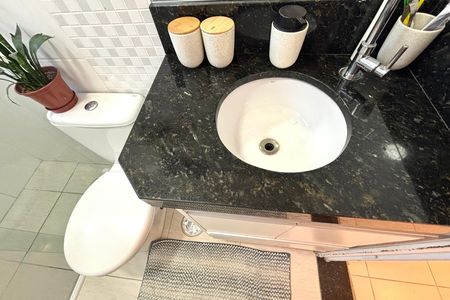 Apartamento à venda com 77m², 2 quartos e 1 vaga Apartamento à venda com 77m², 2 quartos e 1 vagaBanheiro