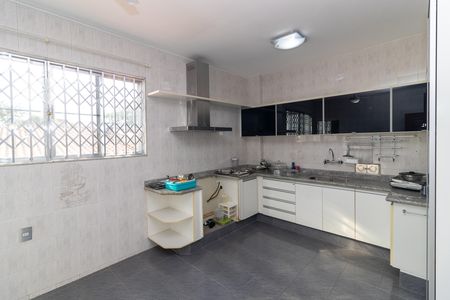 Casa à venda com 270m², 5 quartos e 4 vagas Casa à venda com 270m², 5 quartos e 4 vagasCozinha 2