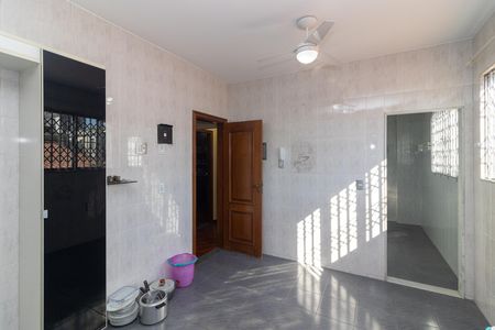 Casa à venda com 270m², 5 quartos e 4 vagas Casa à venda com 270m², 5 quartos e 4 vagasCozinha 2