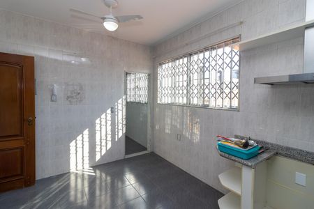 Casa à venda com 270m², 5 quartos e 4 vagas Casa à venda com 270m², 5 quartos e 4 vagasCozinha 2