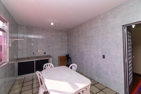 Casa à venda com 270m², 5 quartos e 4 vagas Casa à venda com 270m², 5 quartos e 4 vagasCozinha