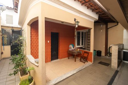 Casa à venda com 270m², 5 quartos e 4 vagas Casa à venda com 270m², 5 quartos e 4 vagasVaranda