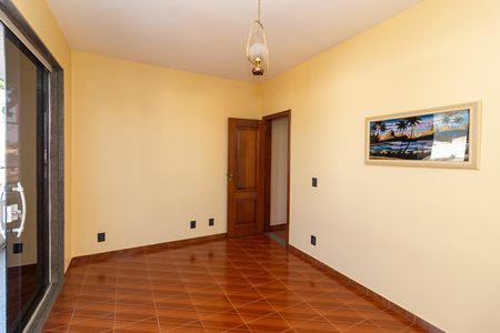 Casa à venda com 270m², 5 quartos e 4 vagas Casa à venda com 270m², 5 quartos e 4 vagasQuarto 4