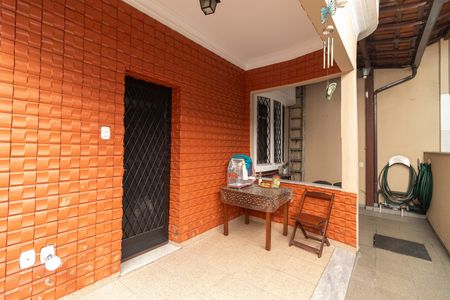 Casa à venda com 270m², 5 quartos e 4 vagas Casa à venda com 270m², 5 quartos e 4 vagasVaranda