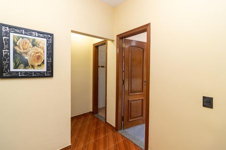 Casa à venda com 270m², 5 quartos e 4 vagas Casa à venda com 270m², 5 quartos e 4 vagasHall