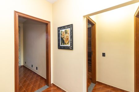 Casa à venda com 270m², 5 quartos e 4 vagas Casa à venda com 270m², 5 quartos e 4 vagasHall