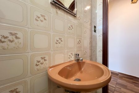 Casa à venda com 221m², 4 quartos e 3 vagas Casa à venda com 221m², 4 quartos e 3 vagasBanheiro 2