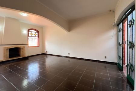 Casa à venda com 221m², 4 quartos e 3 vagas Casa à venda com 221m², 4 quartos e 3 vagasSala