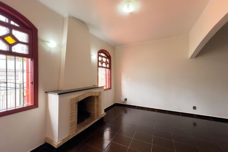 Casa à venda com 221m², 4 quartos e 3 vagas Casa à venda com 221m², 4 quartos e 3 vagasSala