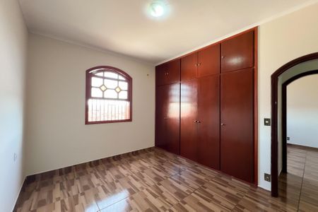 Casa à venda com 221m², 4 quartos e 3 vagas Casa à venda com 221m², 4 quartos e 3 vagasSuíte