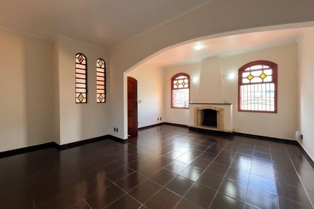 Casa à venda com 221m², 4 quartos e 3 vagas Casa à venda com 221m², 4 quartos e 3 vagasSala