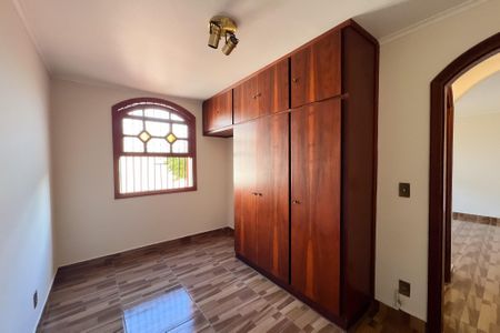 Casa à venda com 221m², 4 quartos e 3 vagas Casa à venda com 221m², 4 quartos e 3 vagasQuarto de apoio