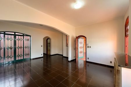 Casa à venda com 221m², 4 quartos e 3 vagas Casa à venda com 221m², 4 quartos e 3 vagasSala