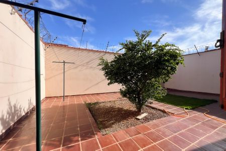 Casa à venda com 221m², 4 quartos e 3 vagas Casa à venda com 221m², 4 quartos e 3 vagasQuintal