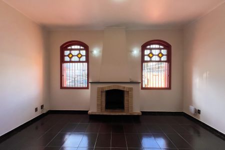 Casa à venda com 221m², 4 quartos e 3 vagas Casa à venda com 221m², 4 quartos e 3 vagasSala