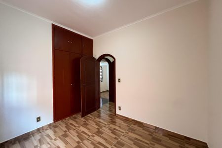 Casa à venda com 221m², 4 quartos e 3 vagas Casa à venda com 221m², 4 quartos e 3 vagasQuarto 2