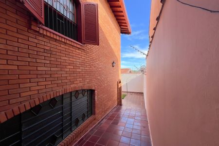 Corredor lateral de casa à venda com 4 quartos, 221m² em Vila Martina, Valinhos