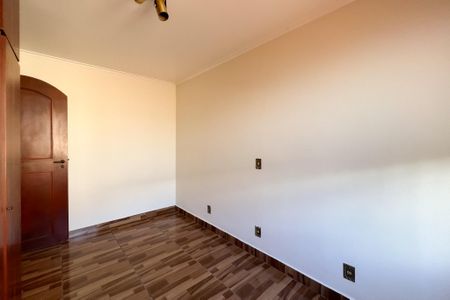 Casa à venda com 221m², 4 quartos e 3 vagas Casa à venda com 221m², 4 quartos e 3 vagasQuarto de apoio