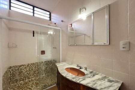 Banheiro da Suíte de casa à venda com 4 quartos, 221m² em Vila Martina, Valinhos