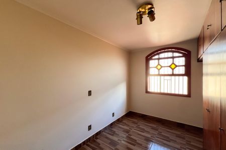 Casa à venda com 221m², 4 quartos e 3 vagas Casa à venda com 221m², 4 quartos e 3 vagasQuarto de apoio