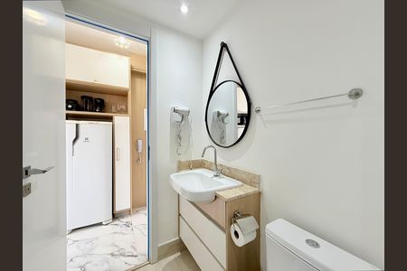 Banheiro  de kitnet/studio para alugar com 1 quarto, 22m² em Santo Amaro, São Paulo