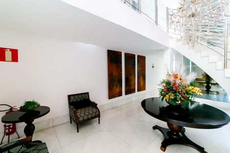 Hall de entrada de apartamento para alugar com 4 quartos, 160m² em Lourdes, Belo Horizonte
