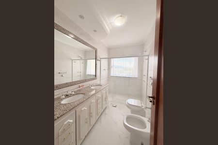 Casa de condomínio à venda com 483m², 6 quartos e 8 vagasBanheiro da Suíte 1