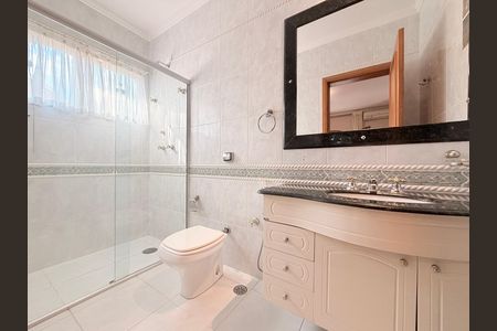Casa de condomínio à venda com 483m², 6 quartos e 8 vagasBanheiro da Suíte 2