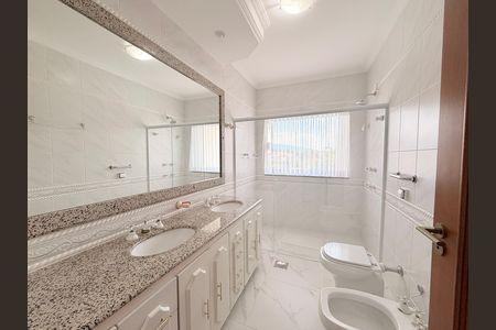 Casa de condomínio à venda com 483m², 6 quartos e 8 vagasBanheiro da Suíte 1