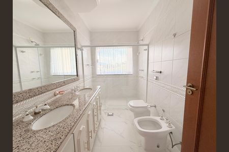 Casa de condomínio à venda com 483m², 6 quartos e 8 vagasBanheiro da Suíte 1