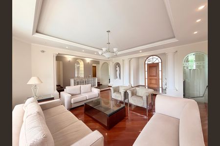 Casa de condomínio à venda com 483m², 6 quartos e 8 vagasSala de Estar
