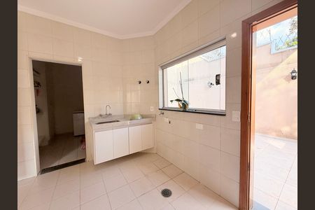 Casa de condomínio à venda com 483m², 6 quartos e 8 vagasÁrea de Serviço com quintal