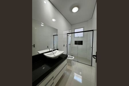 Banheiro de casa para alugar com 3 quartos, 230m² em Novo Mundo, Uberlândia