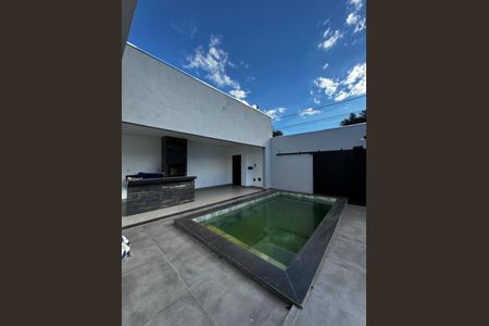 Casa para alugar com 3 quartos, 230m² em Novo Mundo, Uberlândia