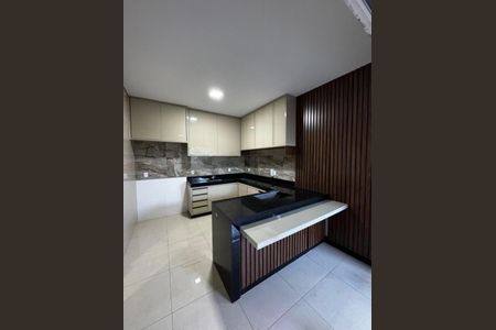 Cozinha de casa para alugar com 3 quartos, 230m² em Novo Mundo, Uberlândia