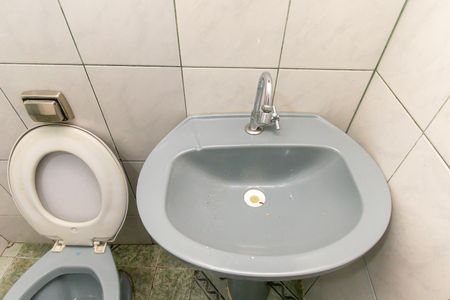 Banheiro de casa à venda com 3 quartos, 49m² em Parque dos Bancarios, São Paulo